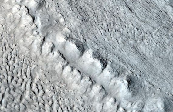 mars 800px-Glacier_close_up_with_hirise-thumb-570x369-127867